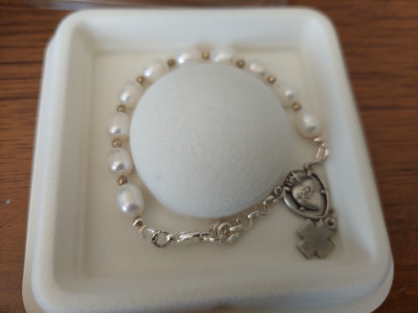 Bransoletka - różaniec z prawdziwych pereł z tarcz